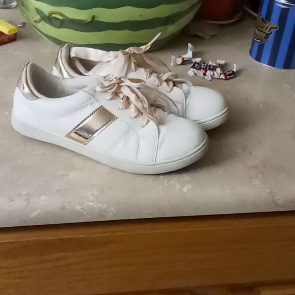 Tennis shoes